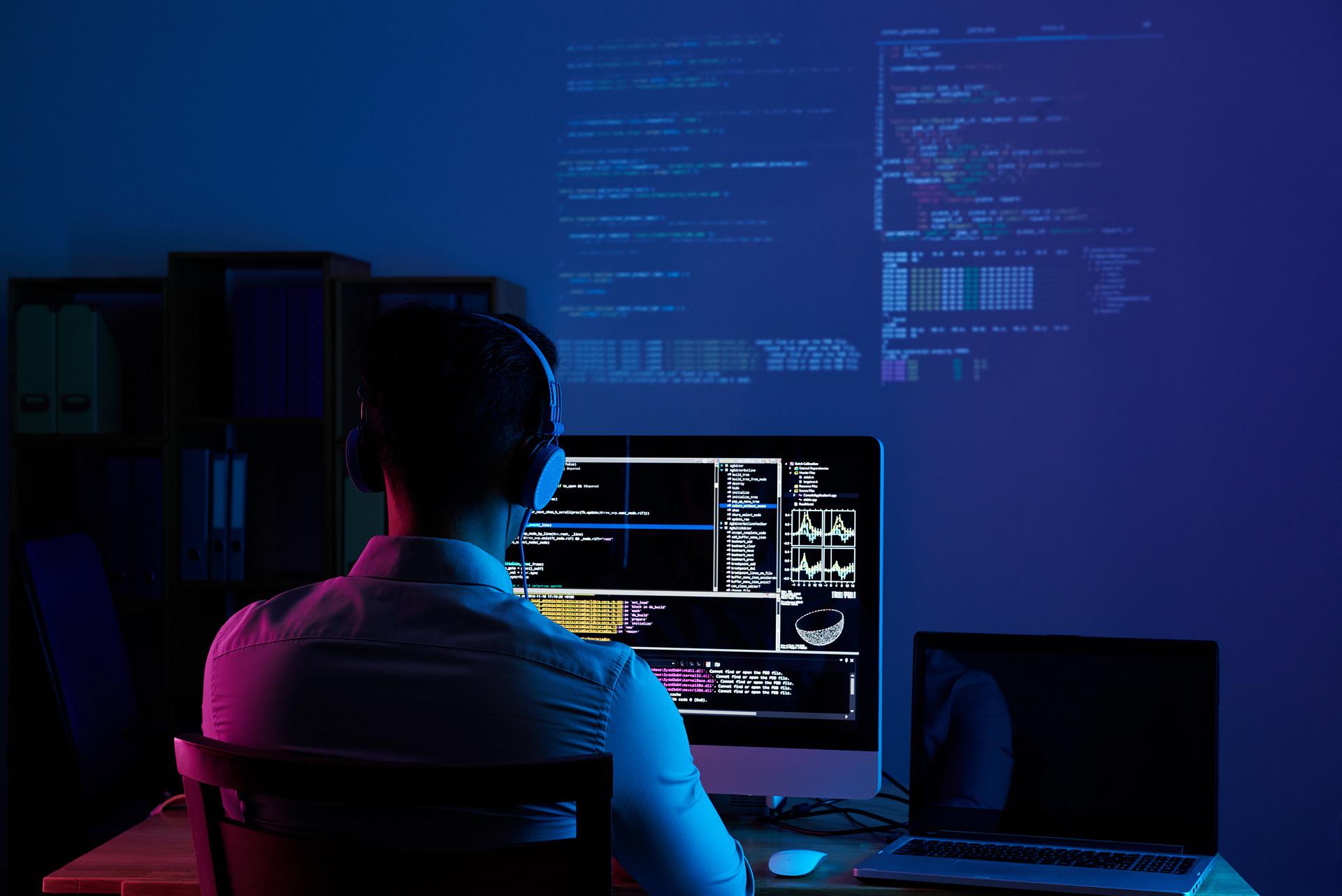 software-developer-g0b8269bee_1920